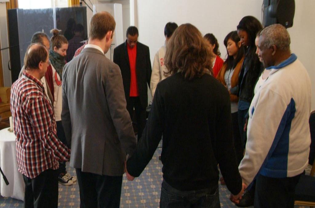 Почему вам следует начать регулярное молитвенное собрание: 4 причины.